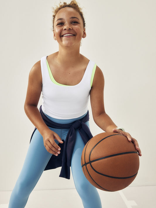 بلوزة أثليتا جيرل رايز أبوف قصيرة مضلعة بدون أكمام