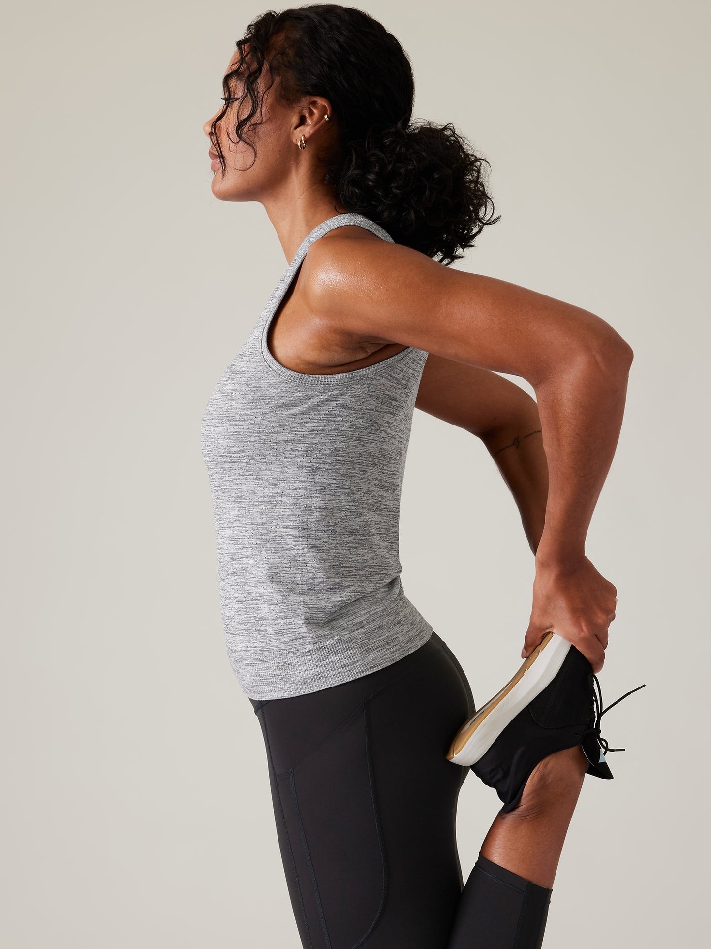 بلوزة إن موشن مرقطة بدون أكمام وبدون درزات