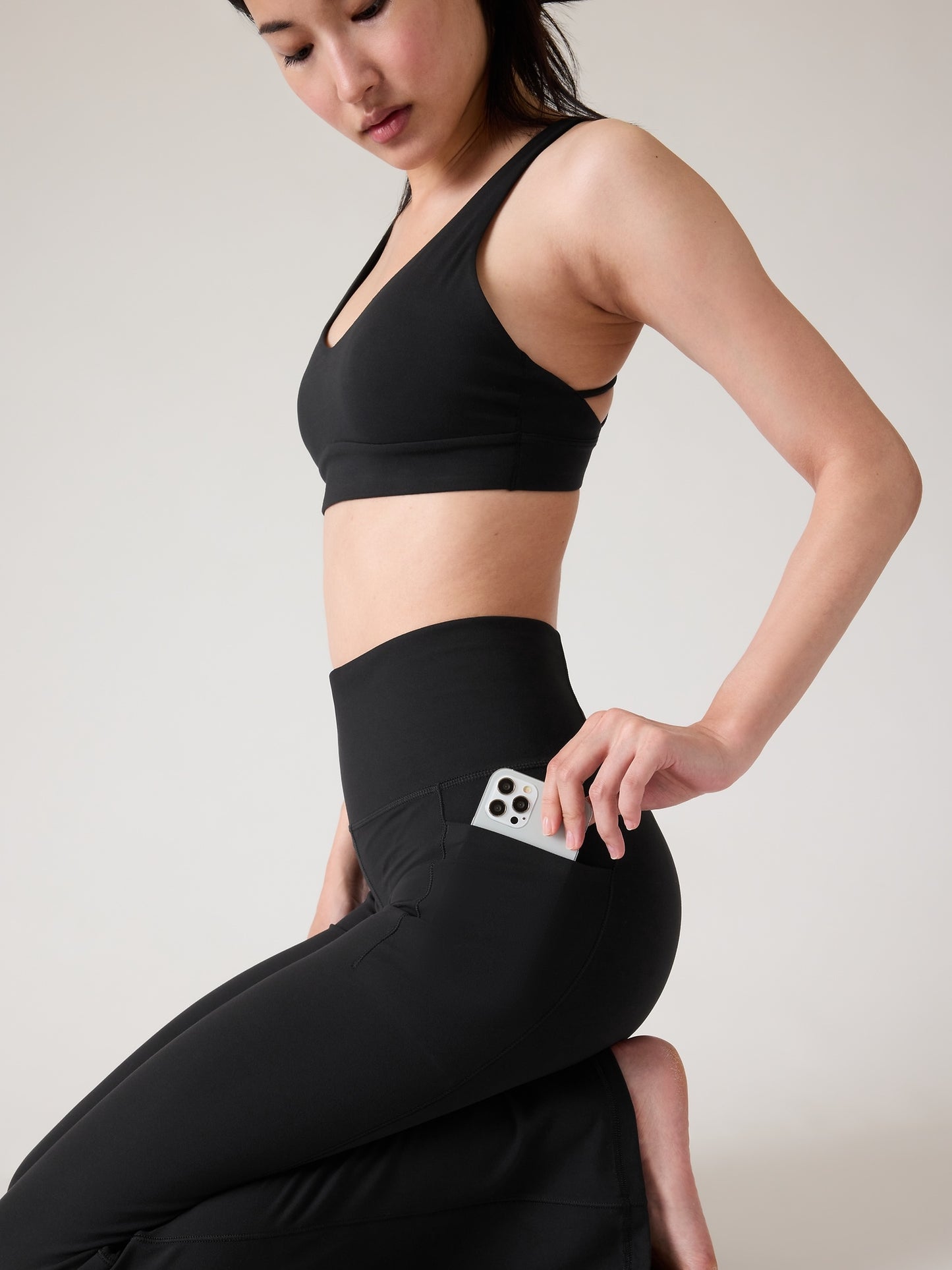 بنطال سالوتيشن بفتحة جيب مخفية وقصّة ساق واسعة