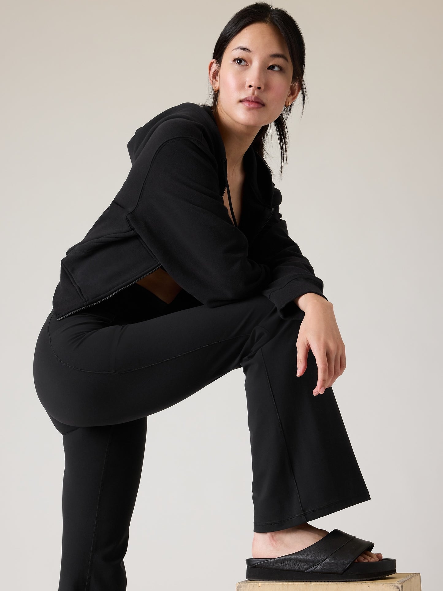 بنطال سالوتيشن بفتحة جيب مخفية وقصّة ساق واسعة