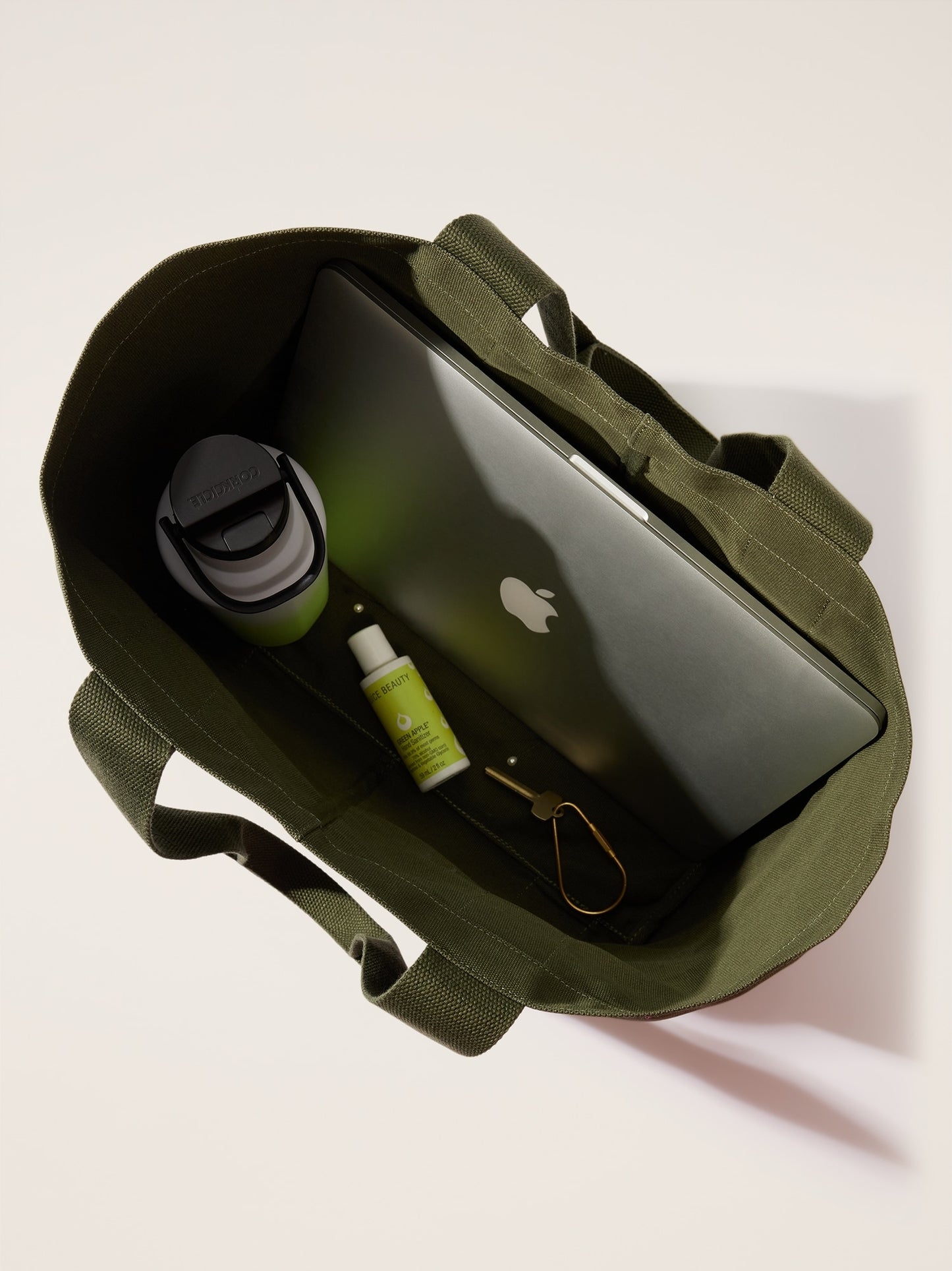 حقيبة يد أثليتا مع شعار العلامة