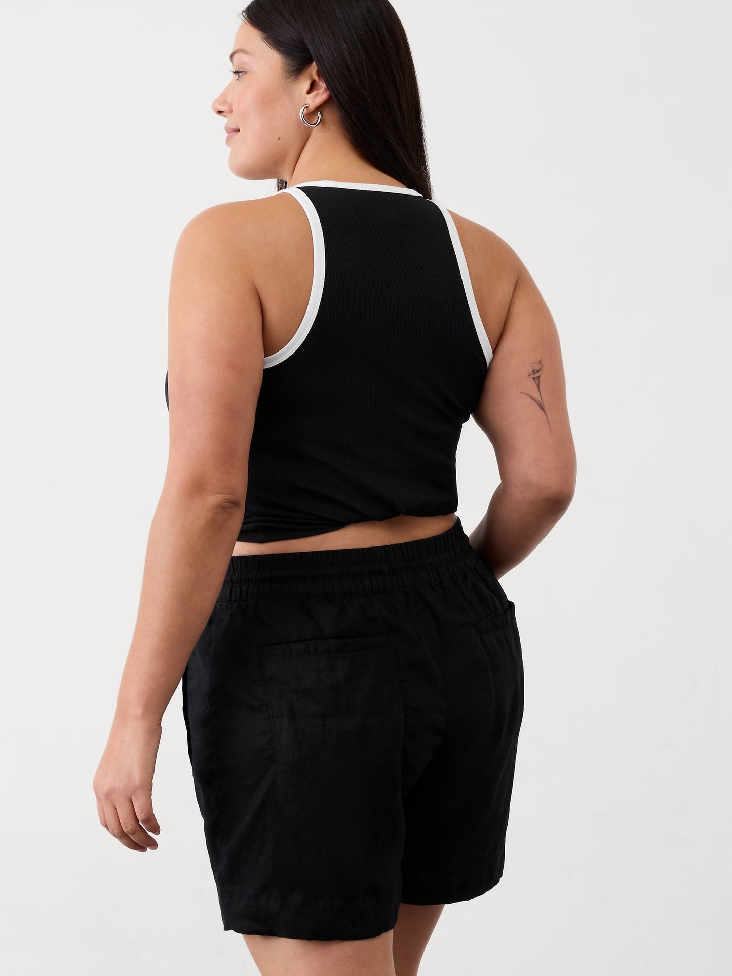 شورت ريتريت كتان بخصر متوسط الارتفاع