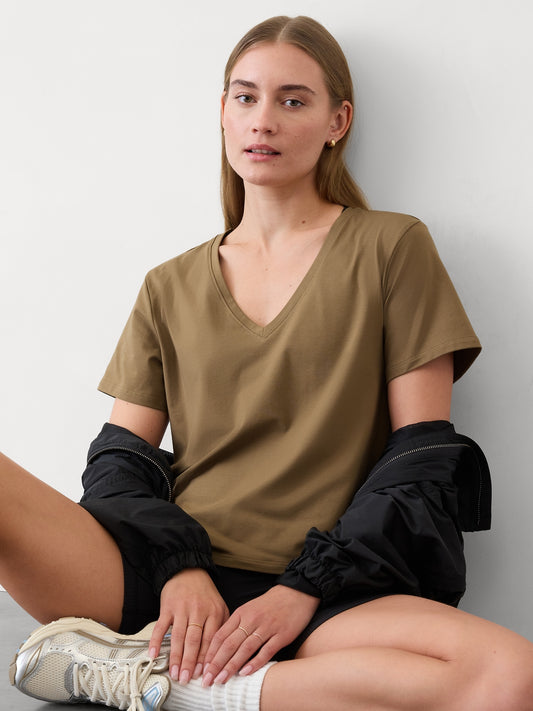 تي شيرت اسينشال بفتحة ياقة على شكل حرف V