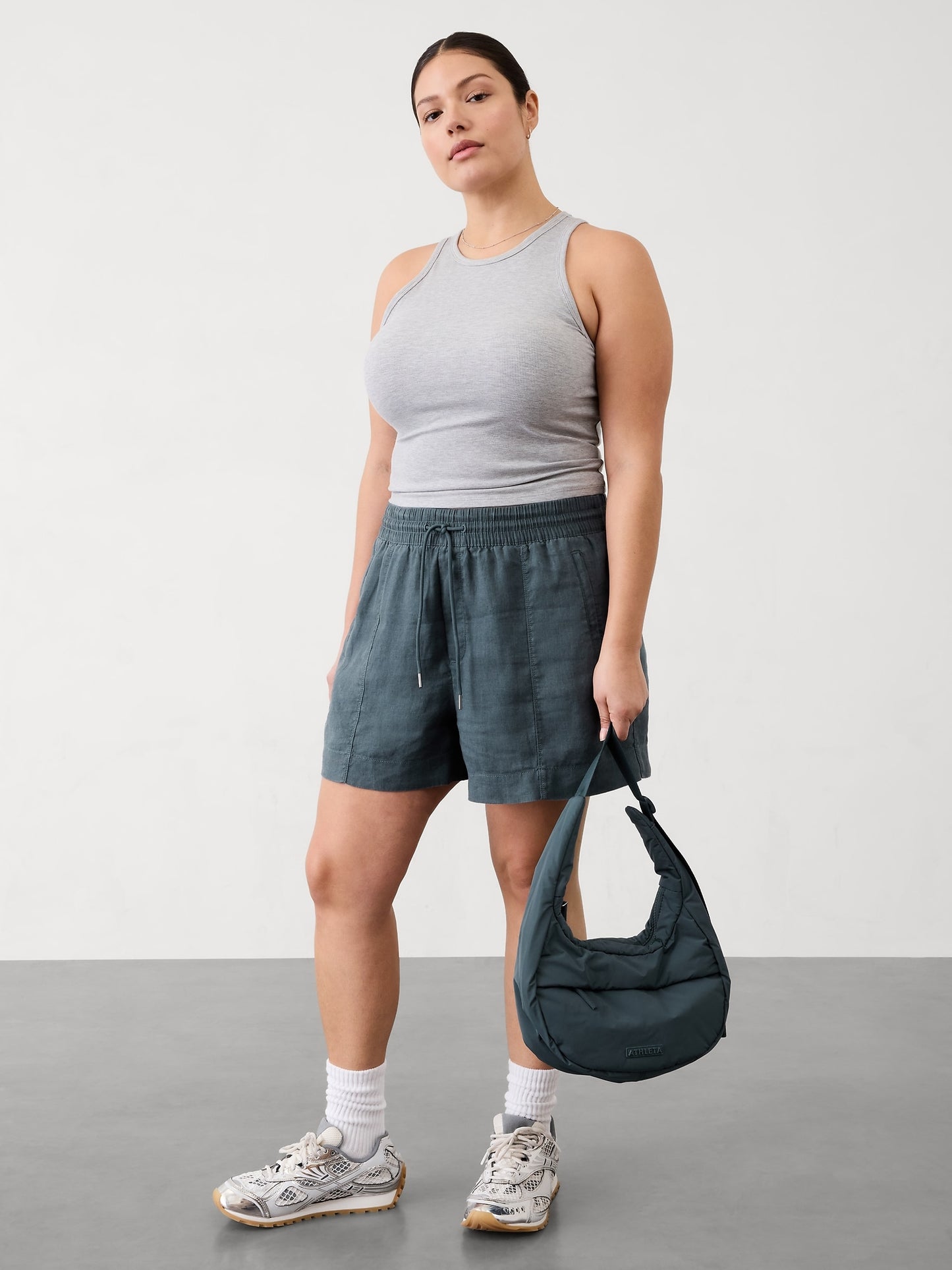 شورت ريتريت كتان بخصر متوسط الارتفاع