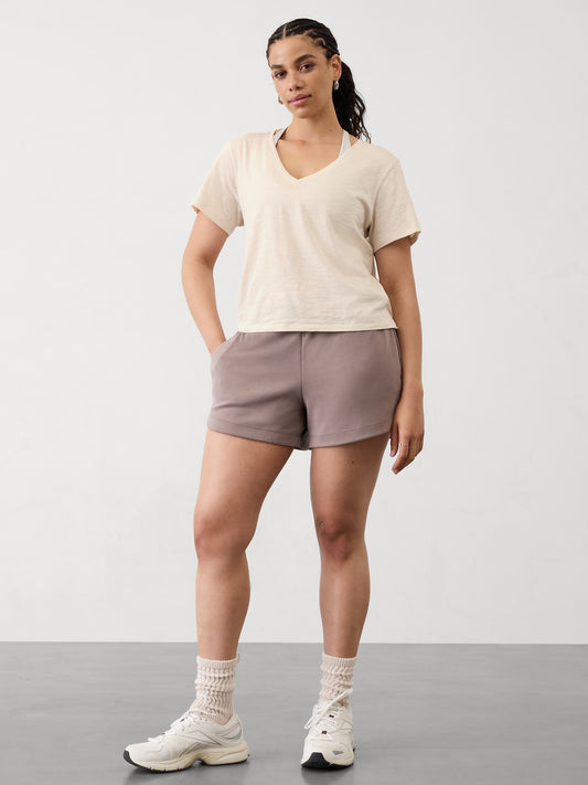 تي شيرت اسينشال سلاب بفتحة ياقة على شكل حرف V