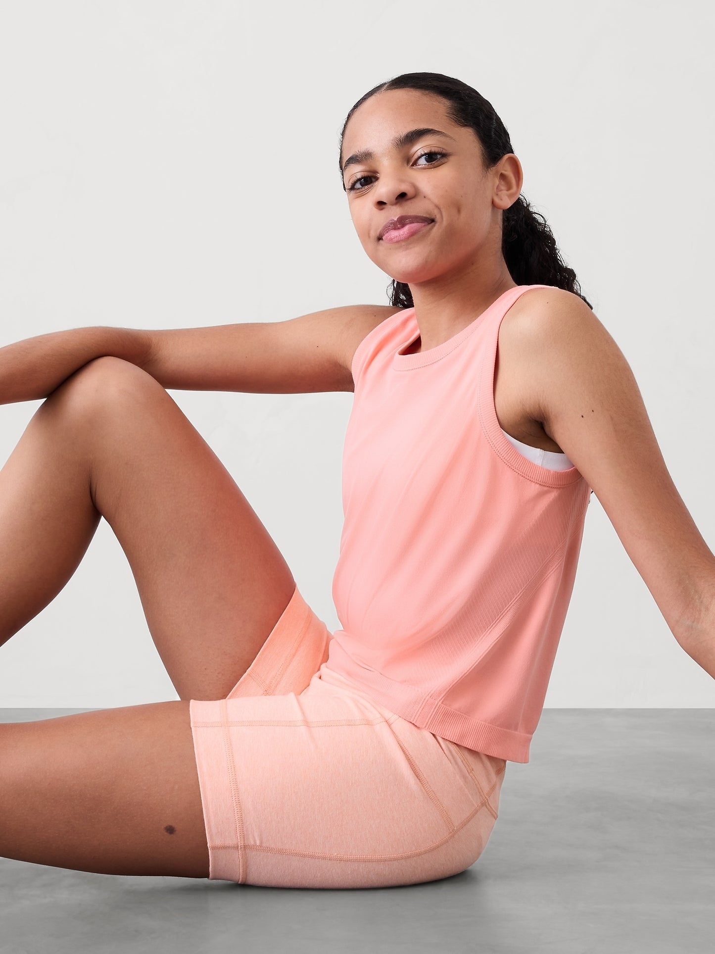 بلوزة أثليتا جيرل باور آب بدون أكمام قصّة قصيرة