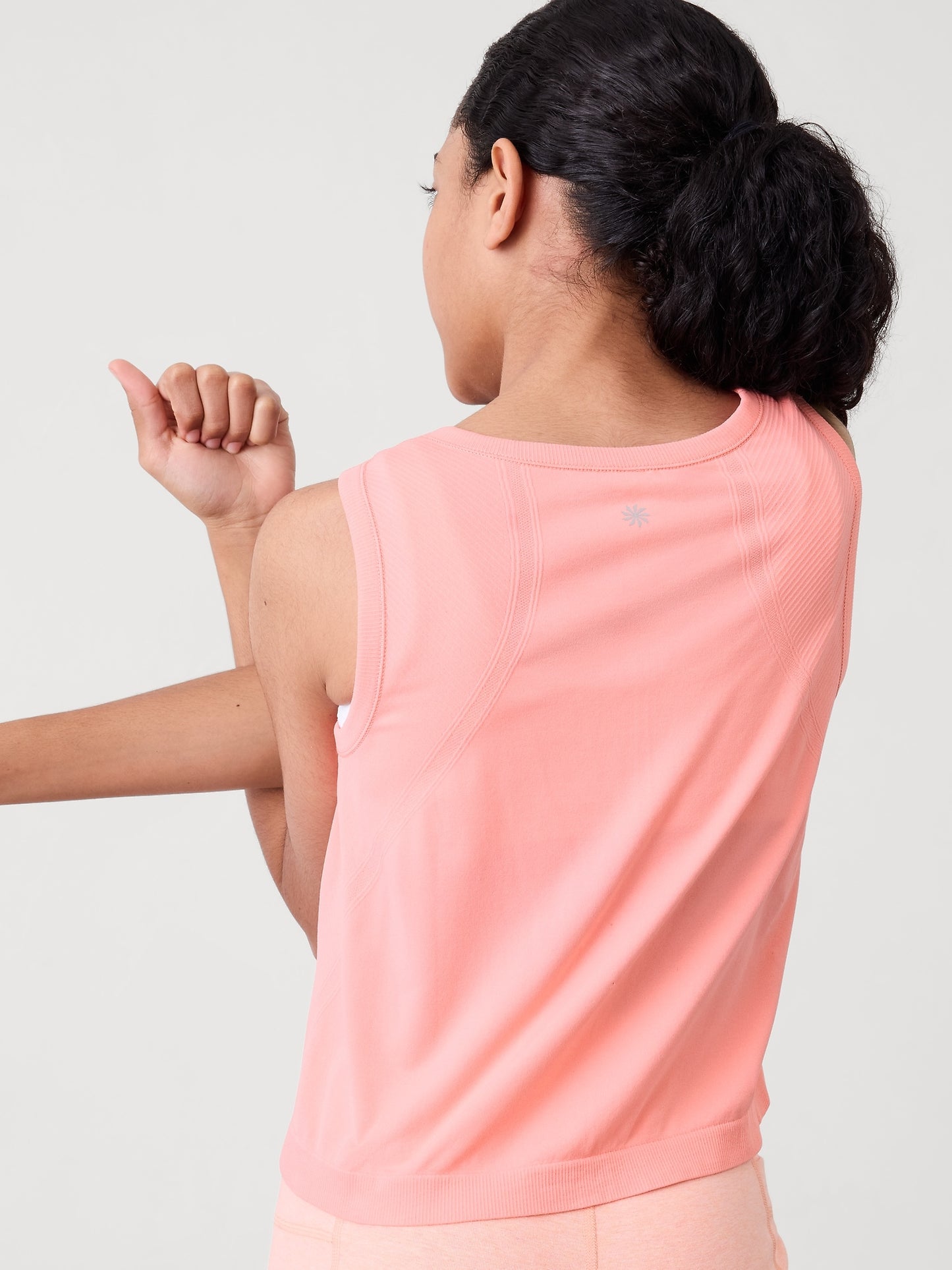 بلوزة أثليتا جيرل باور آب بدون أكمام قصّة قصيرة