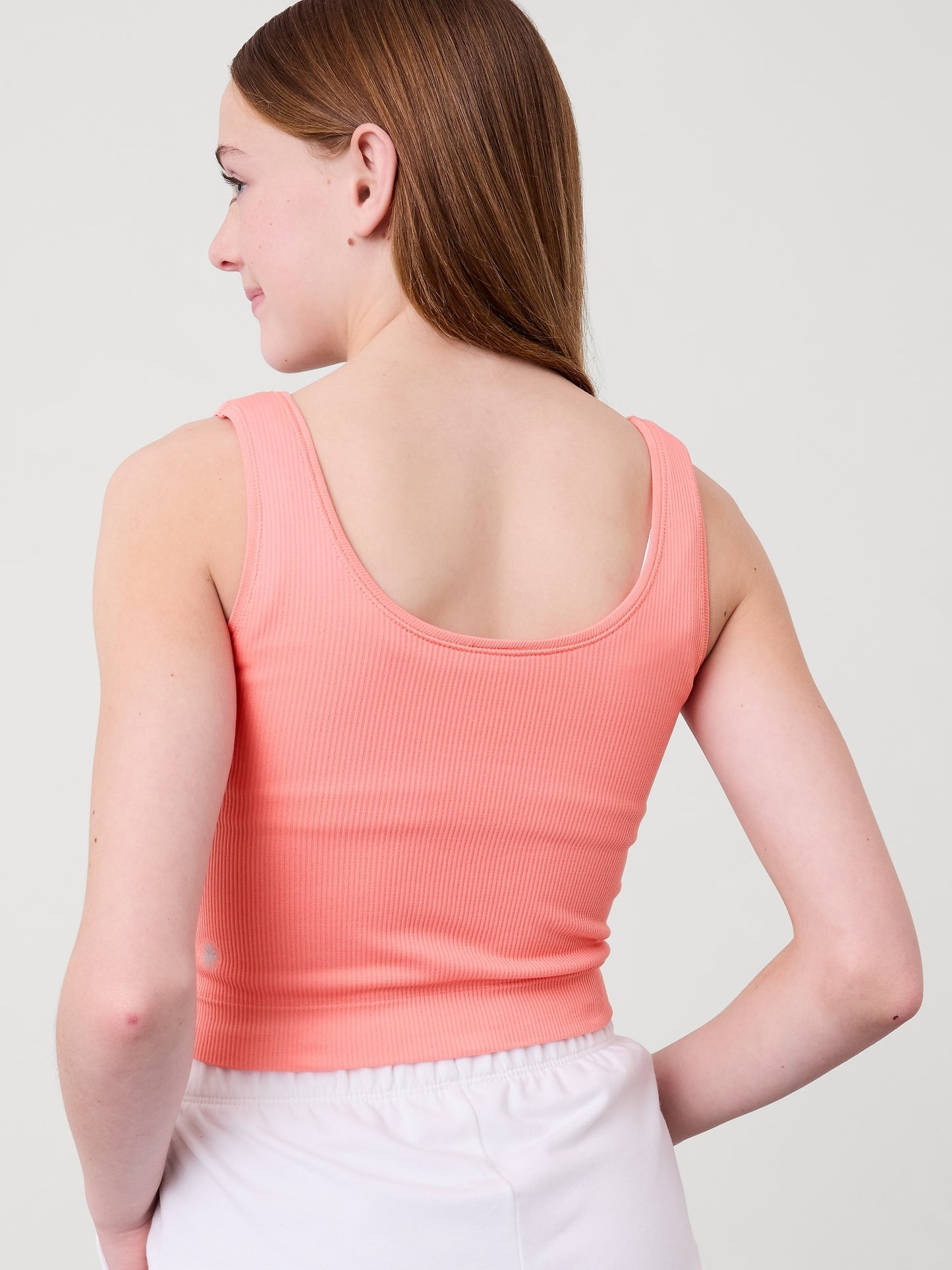 بلوزة أثليتا جيرل رايز أبوف قصيرة مضلعة بدون أكمام