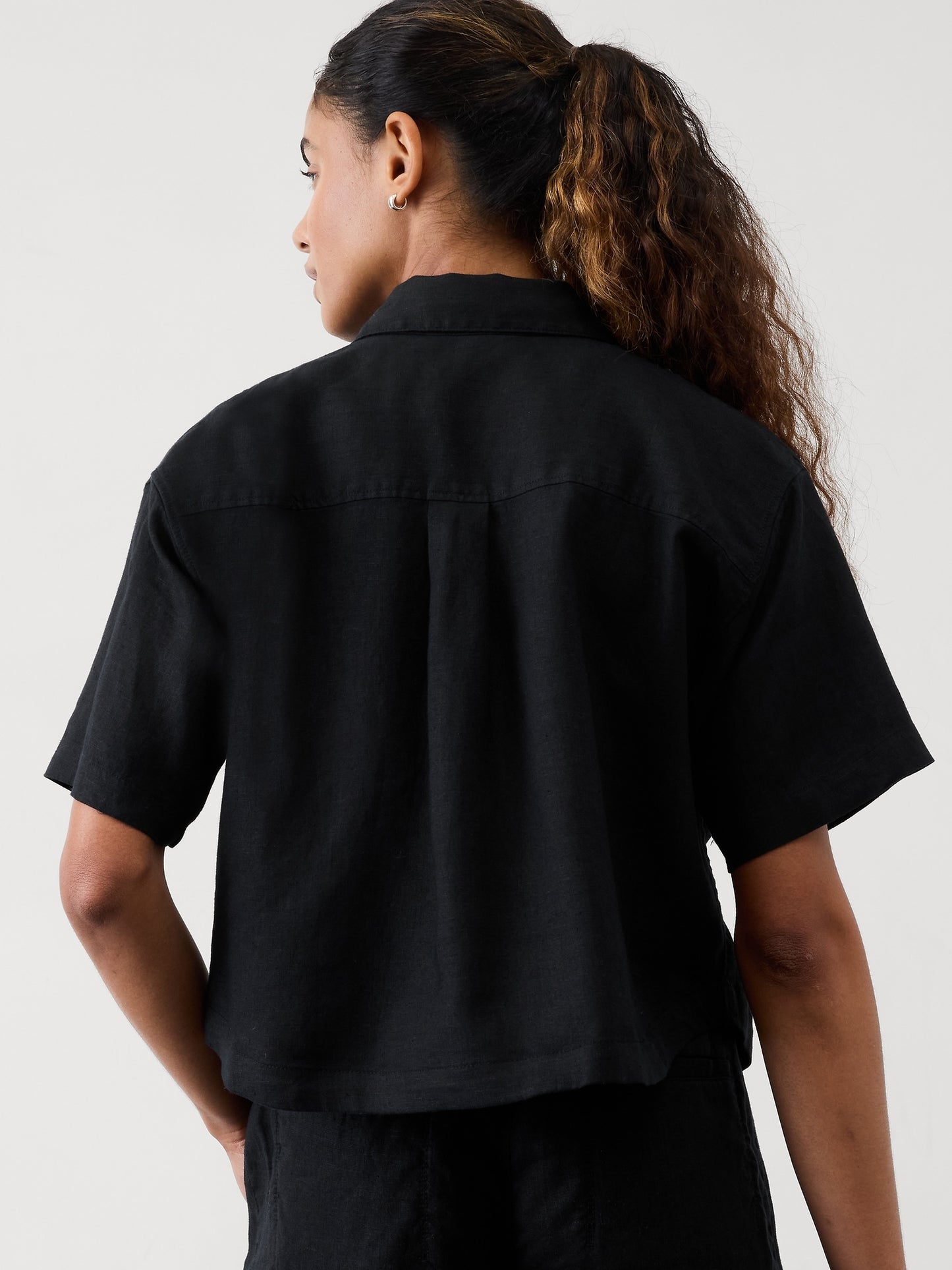 قميص ريتريت كتان بأكمام قصيرة