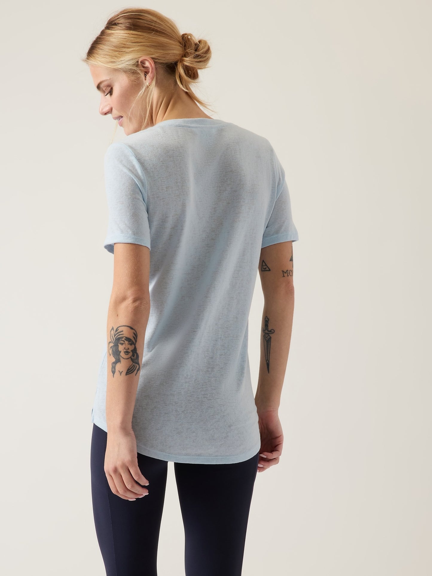 Breezy Scoop V Tee