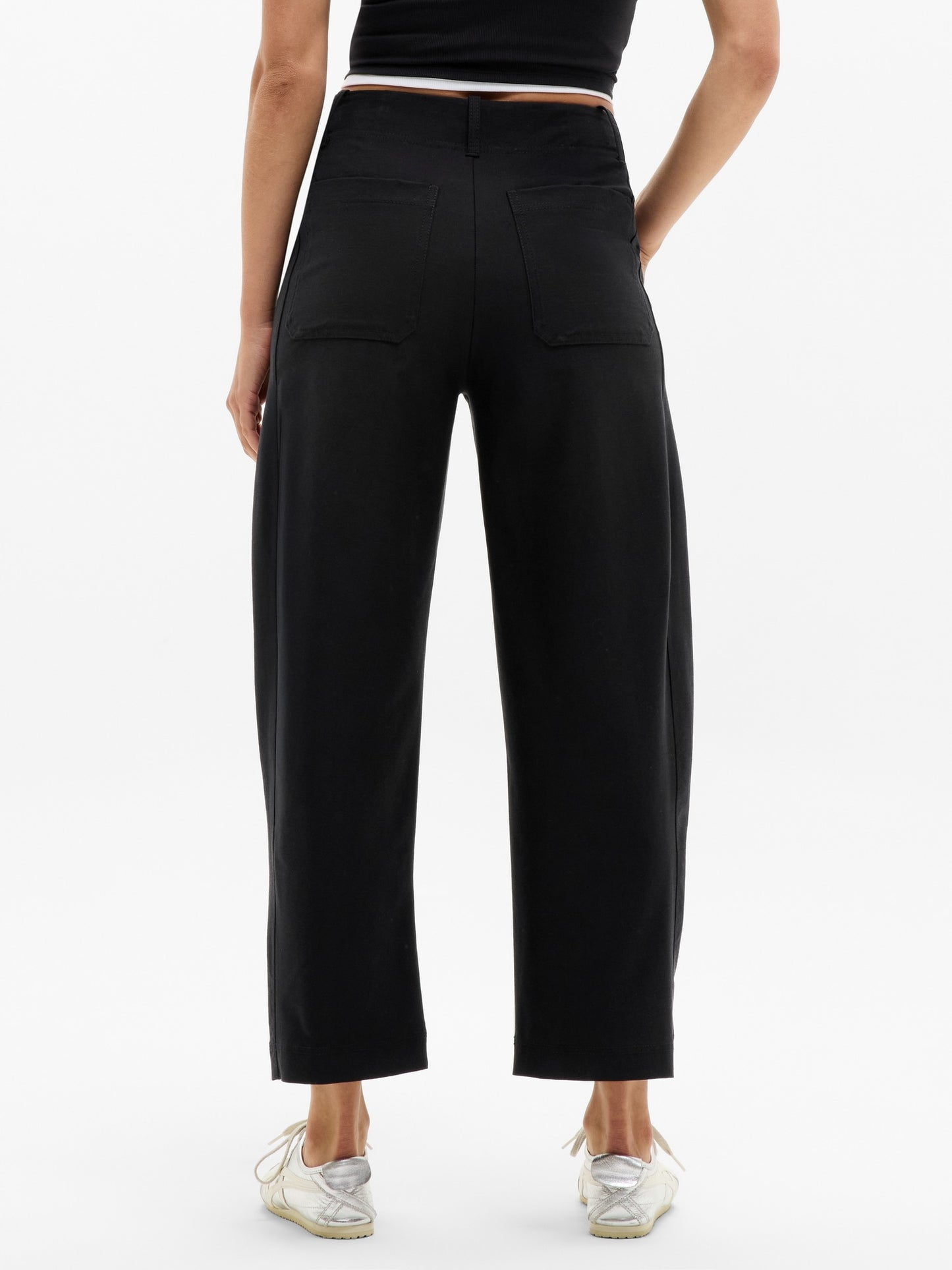 بنطال سكاي لاين بخصر مرتفع وقصّة ساق برميلية